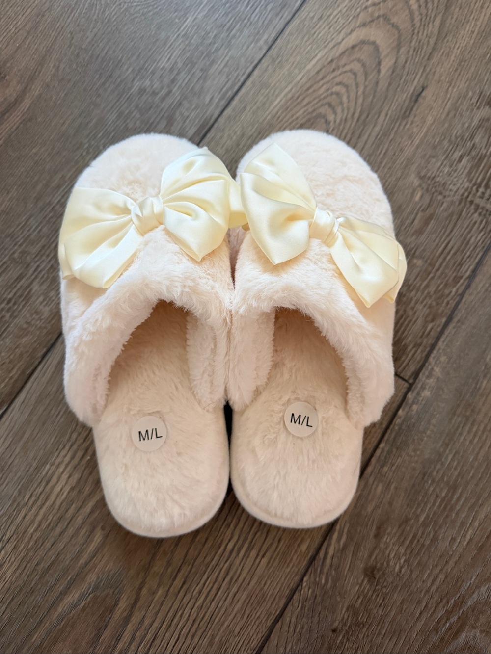 New without tag Plush Cream Women’s Slide Slippers with Satin Bow -M/L